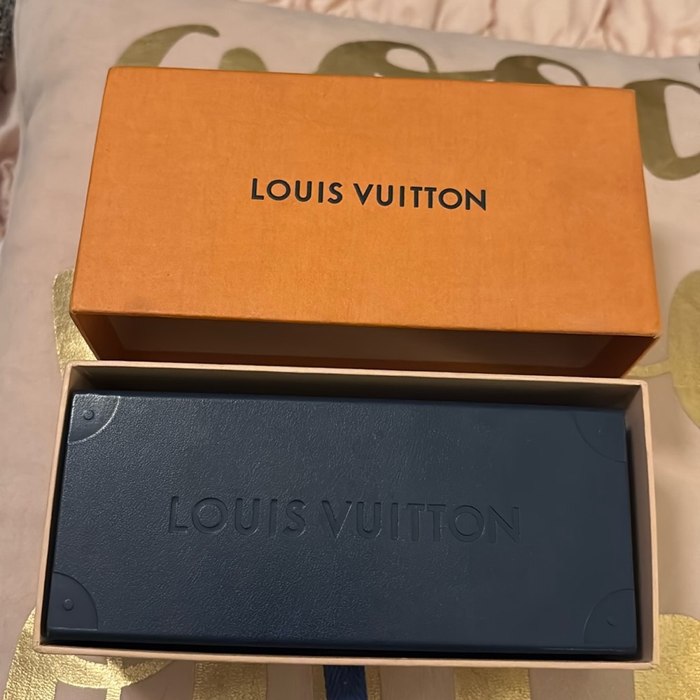 💯 percent authentic Louis Vuitton Black and Red Gradient Sunglasses